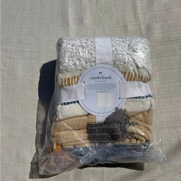 *NWT* Home Decor - Accents - Tufted Throw Blanket w/ Tassel Trim - TJ Maxx - Picture 3 of 5